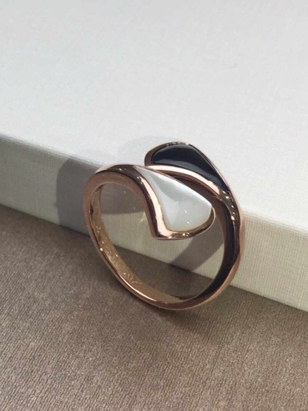 Bulgari Black Onyx and White Mother-of-Pearl Misaligned Fan-Shaped Ring - Picture 7 of 9